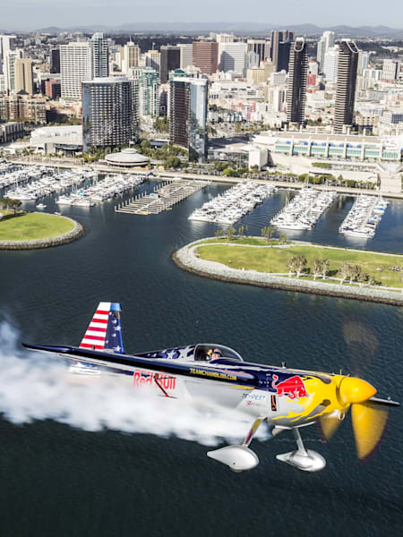 航空機・ヘリコプター RedBull AIR RACE PLANE Breitling and the Red Bull Air Race - The Manual